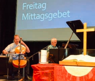 Bertram Minor und Pastor Kappaun beim Freitag Mittagsgebet